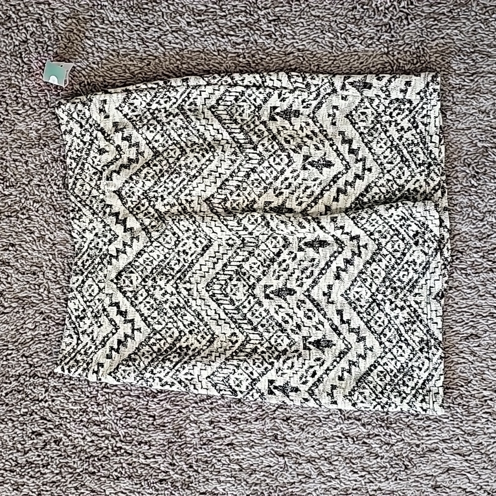 White/gray and black bodycon sweater skirt with pattern